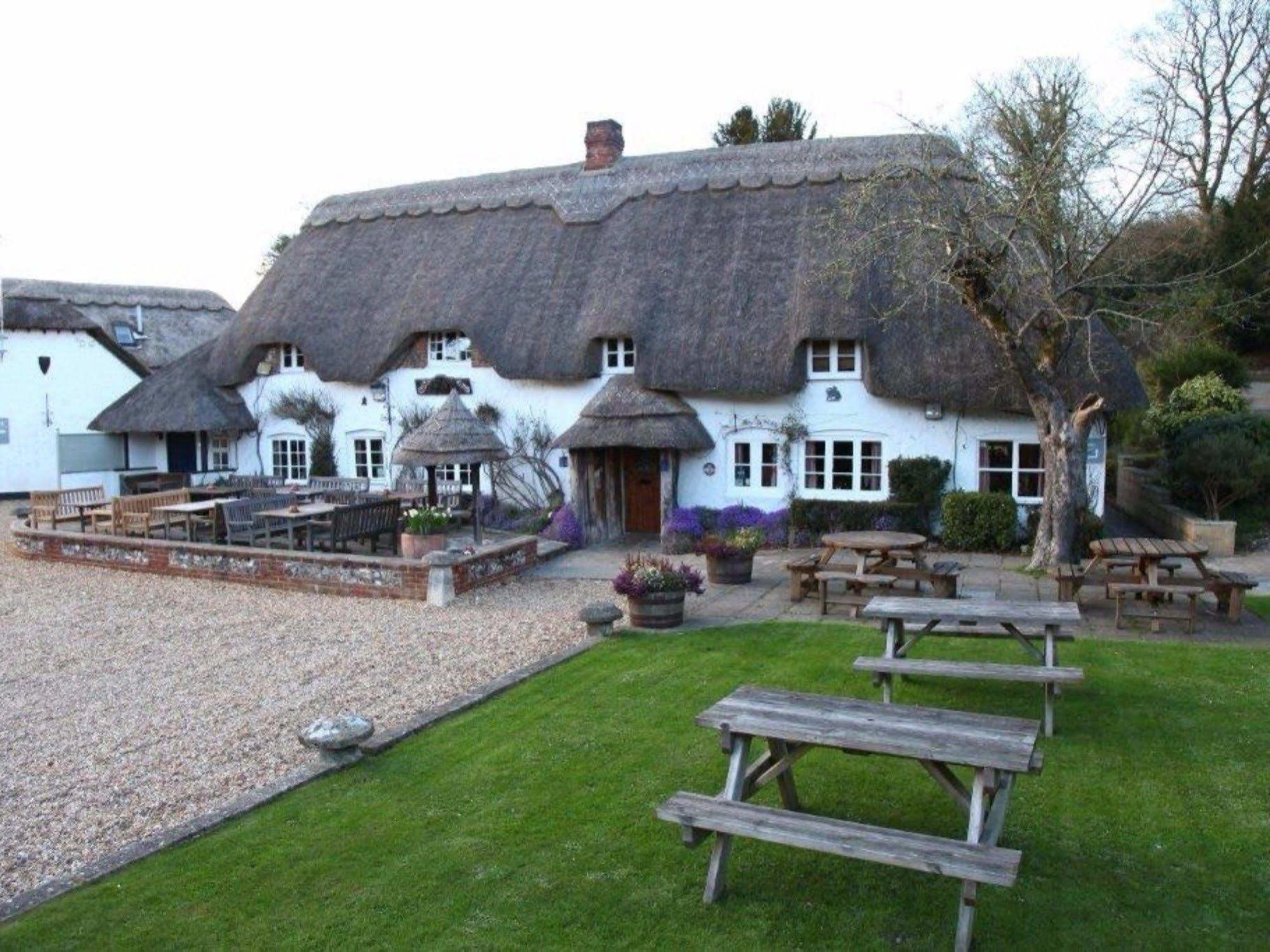 The Hatchet Inn Chute Exterior photo